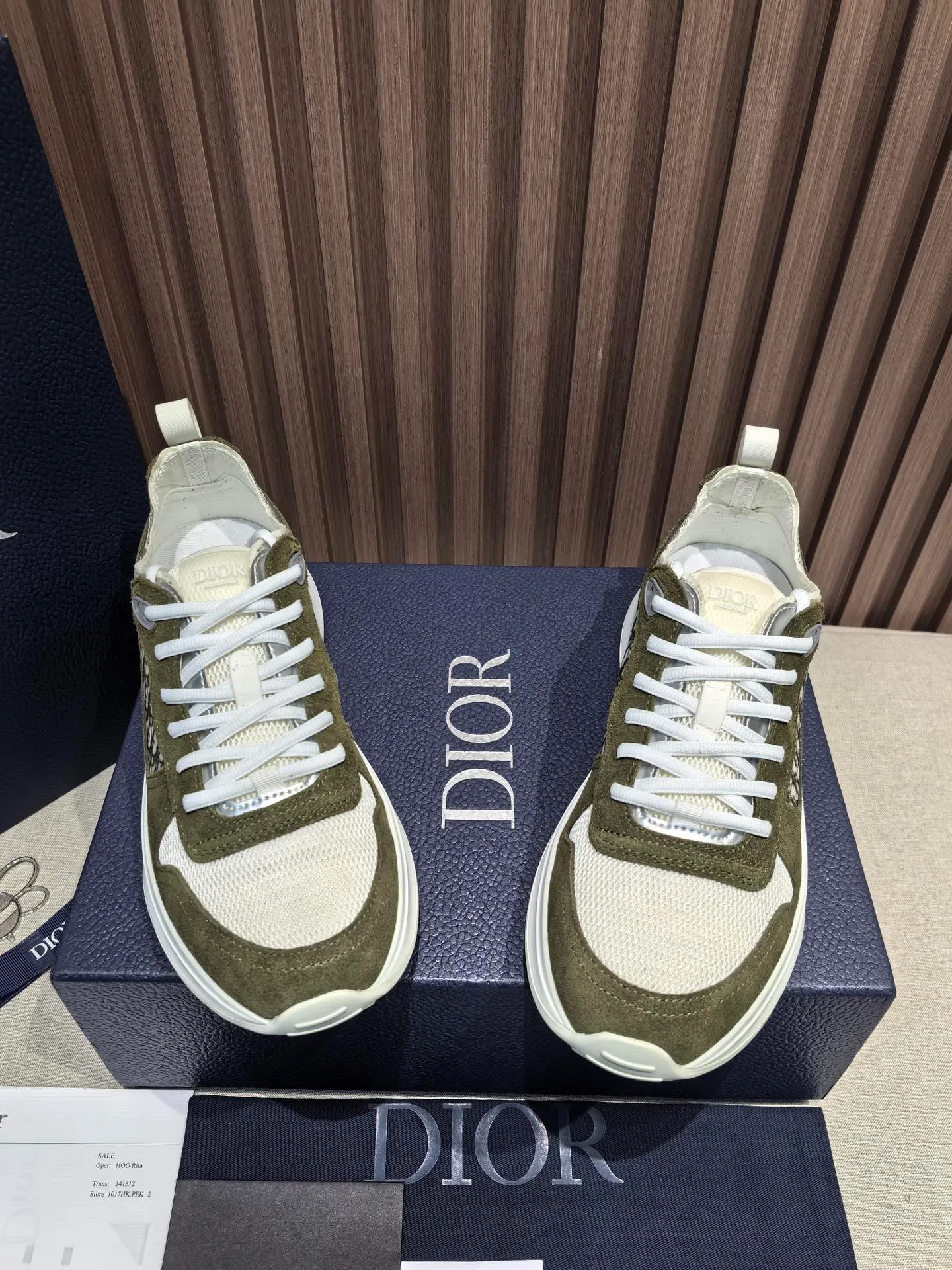Factory price: 440💰 🔍Top purchasing agent🇮🇹 Dior's super-popular sports shoes, popular for street men, are synchronized with the new product counters. The uppers are made of Italian original imported cowhide and matched with D's customized fabrics. It is a must-have for fashionistas. The complex craftsmanship is perfectly reproduced. Imported soft cowhide foot pads, soles: original soles specially provided by the original factory, exclusive movable molded soles are super comfortable, original factory follow-up goods, 🔍🔍high quality, you can enter and exit the counter at will, welcome to compare, code number 38-45 (46 can be customized and cannot be returned or exchanged)